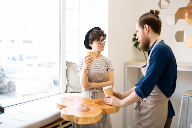 Baristi che discutono di lavoro durante la pausa caffè