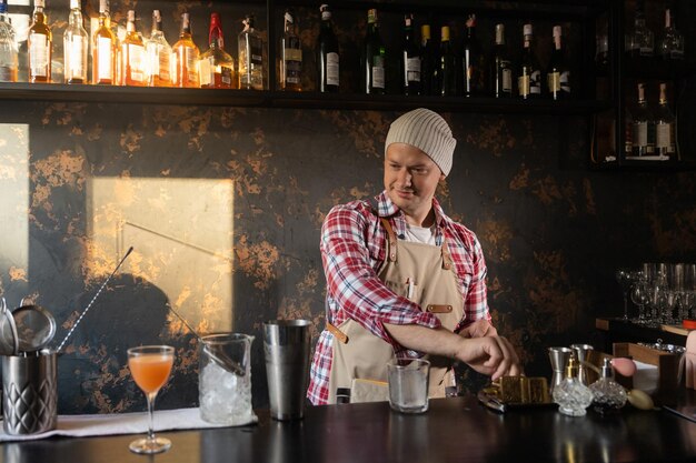 Barman al lavoro che prepara cocktail concept su servizio e bevande