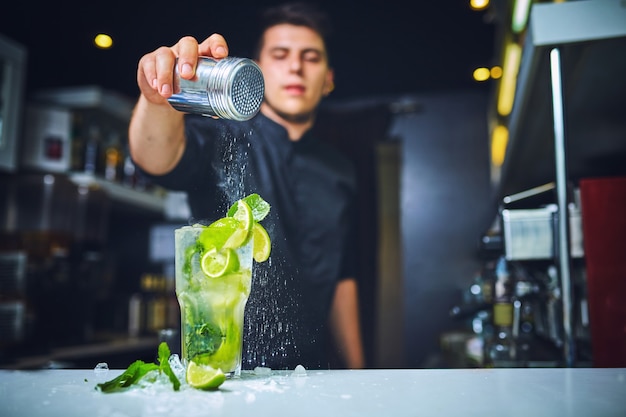 Barman al lavoro, preparazione cocktail. concetto di servizio e bevande.