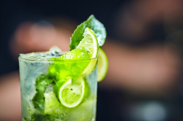 Barman al lavoro, preparazione cocktail. concetto di servizio e bevande.