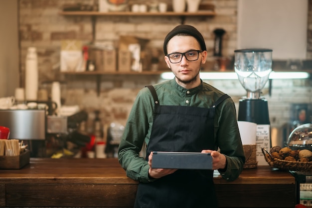 Barman che fa il check-in cafe