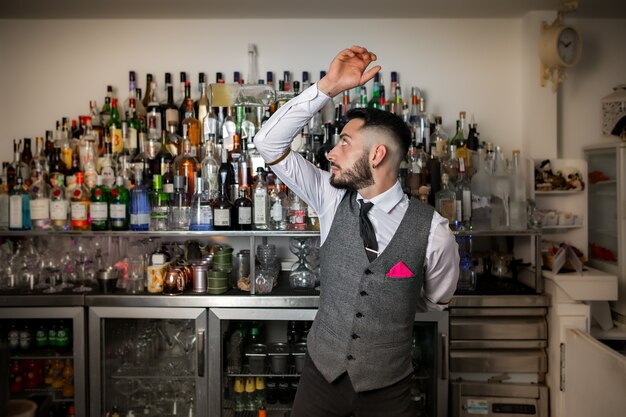 Barman che fa un trucco con la bottiglia