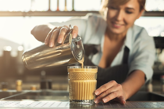 Barman esperto di mezza età che prepara un gustoso cocktail analcolico al caffè freddo. Barista al suo posto di lavoro. Concetto di piccola impresa, spazio di copia