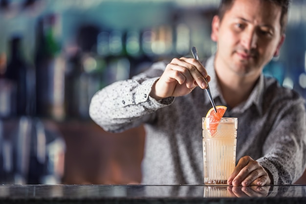 Barman professionista che fa il paloma della bevanda alcolica del cocktail