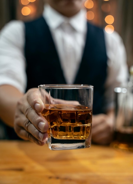 Barman versando whisky bicchiere di whisky bella notte