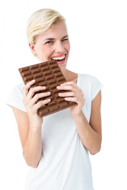 Barra di cioccolato mordace della donna attraente