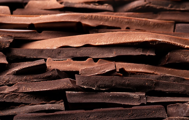 Barra di cioccolato rotta di struttura, spuntino dolce per il dessert