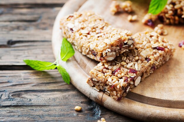 Barra di Granola sulla tavola di legno