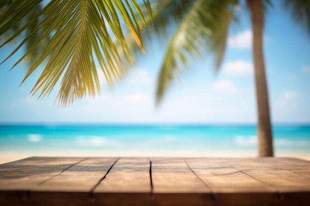 Barra di legno vuota di fronte alla spiaggia con sfondo sfocato di palme