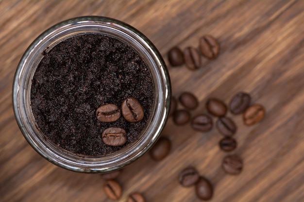 Barre di bellissimo caffè naturale fatto a mano scrub su uno sfondo di legno marrone