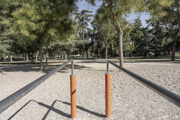 Barre parallele in metallo per l'esercizio all'aperto in un parco urbano