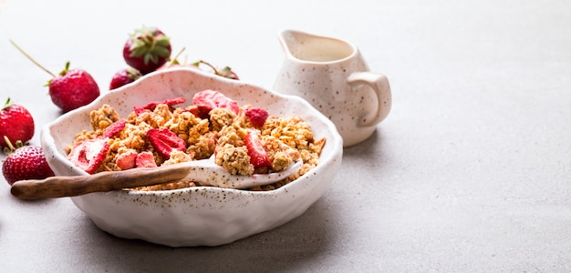 Barretta di cereali con fragole e muesli