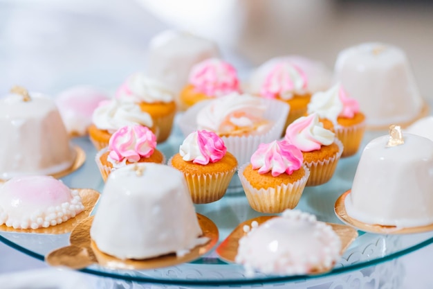 Barretta di cioccolato. Delizioso buffet di dolci con muffin. Buffet di dolci festivi con muffin e altri dolci