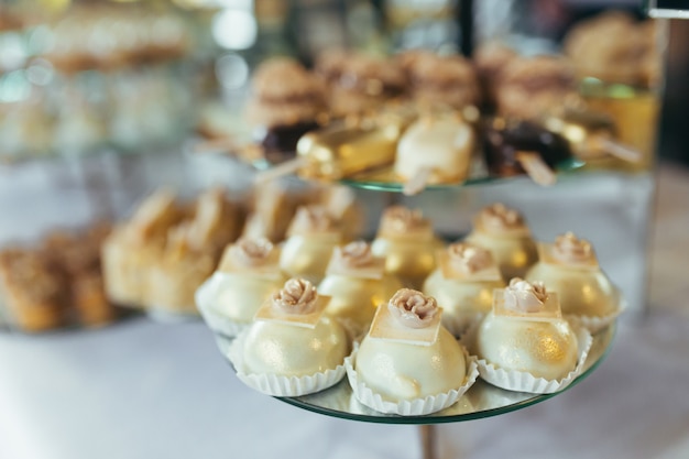 Barretta di cioccolato. Delizioso ricevimento di festa sul tavolo da dessert