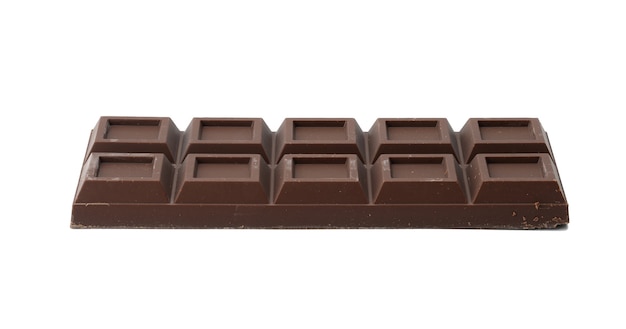 Barretta di cioccolato fondente isolato su sfondo bianco, primo piano