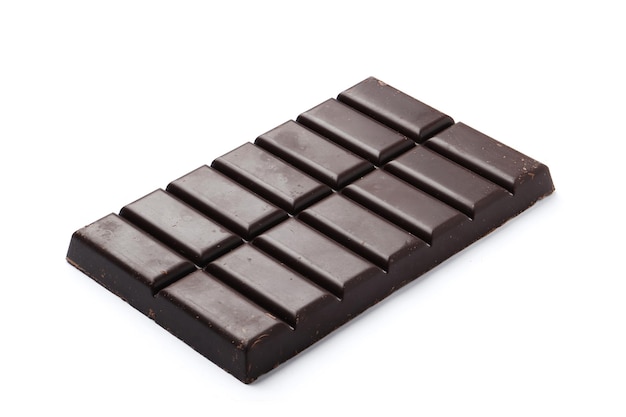 Barretta di cioccolato nero isolata su uno sfondo bianco.