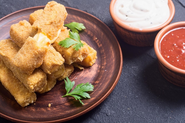 Barretta di formaggio fritto con salse e prezzemolo