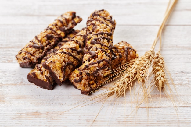 Barretta di muesli su legno