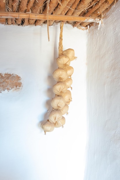 Barrette di aglio appese al muro di una casa in Marocco