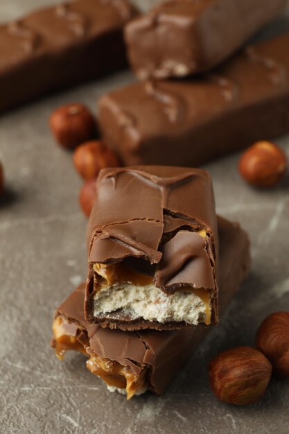 Barrette di caramelle e noci sul tavolo grigio