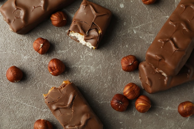 Barrette di caramelle e noci sul tavolo grigio