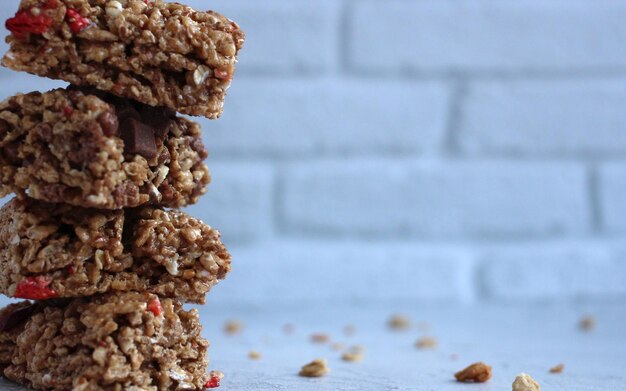 Barrette di cereali a forma di piramide con muesli su sfondo grigio