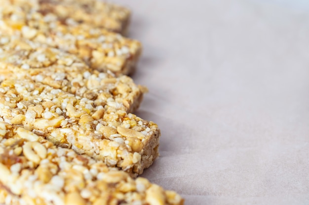 Barrette di cereali fatte in casa con noci e miele