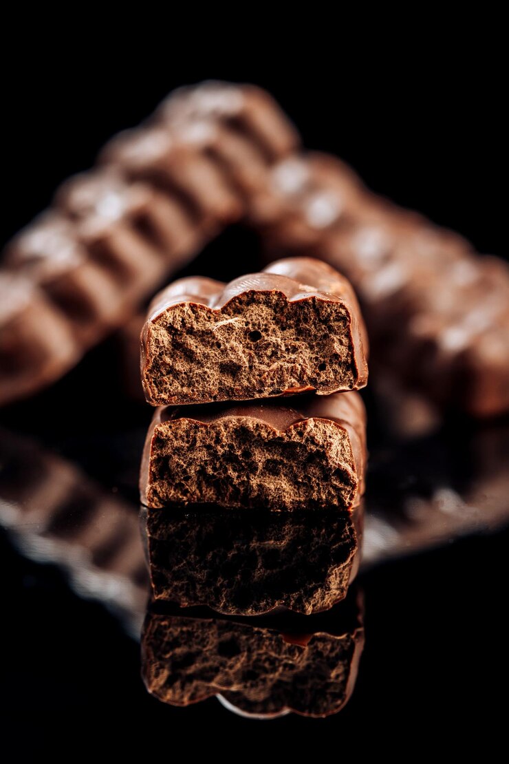 Barrette di cioccolato croccanti con noci su sfondo scuro ideali per snack e dessert