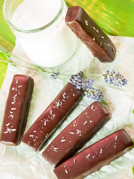 Barrette di cioccolato gourmet alla lavanda su carta pergamena bianca.