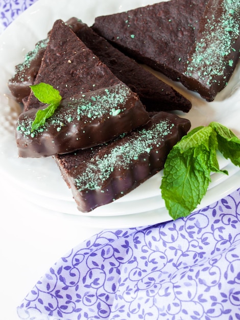 Barrette di cioccolato gourmet alla menta sul piatto bianco.