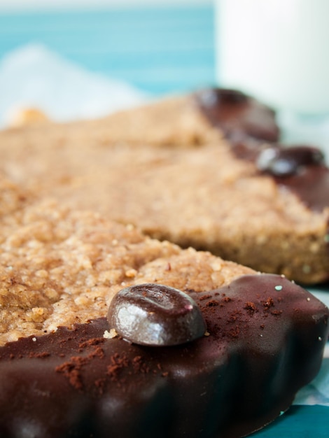 Barrette di cioccolato gourmet alla nocciola e al caffè su carta pergamena bianca.