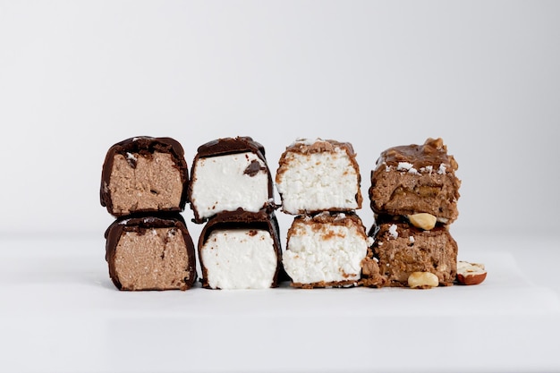 Barrette di cioccolato in un taglio isolato su uno sfondo bianco Foto di cibo di dolci
