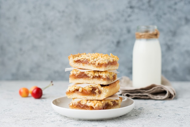 Barrette di crumble ai frutti di bosco fatte in casa con marmellata, biscotti fatti in casa con latte, messa a fuoco selettiva