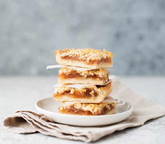 Barrette di crumble ai frutti di bosco fatte in casa con marmellata, biscotti fatti in casa, messa a fuoco selettiva selective