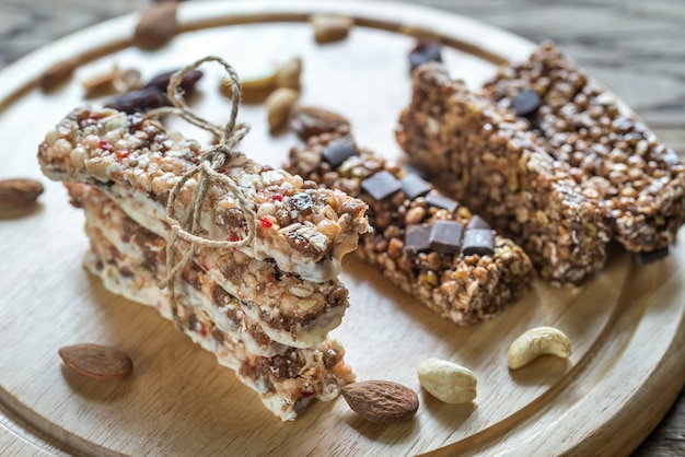 Barrette di muesli con frutti di bosco secchi e cioccolato