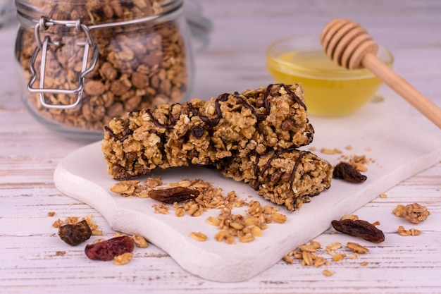 Barrette di muesli con uvetta e miele Primo piano