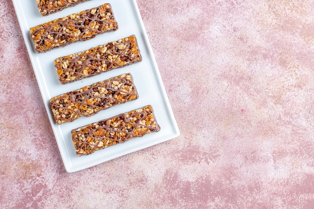 Barrette di muesli deliziose con cioccolato, barrette di muesli con noci e frutta secca, vista dall'alto