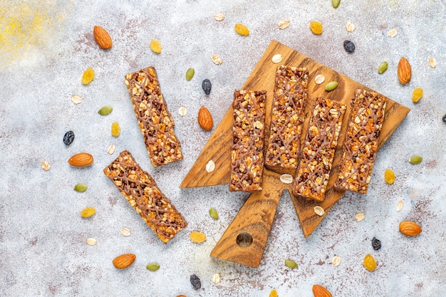 Barrette di muesli deliziose con cioccolato, barrette di muesli con noci e frutta secca, vista dall'alto