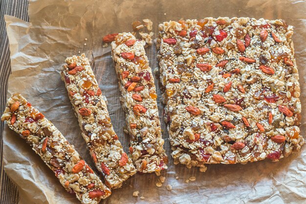 Barrette di muesli fatte in casa sulla carta da forno