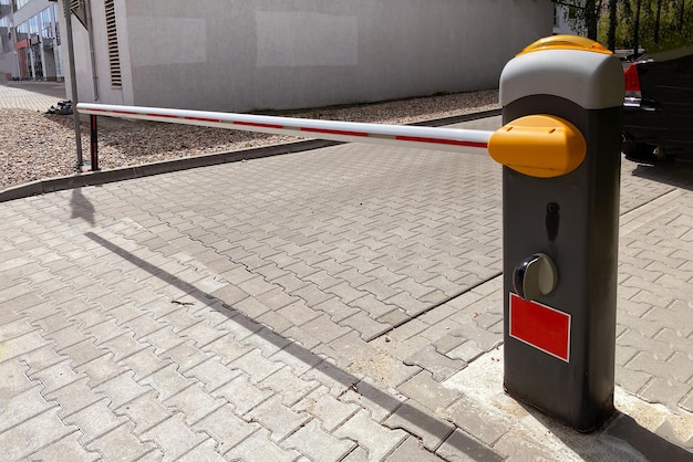 Barriera automatica che chiude il passaggio al parcheggio a pagamento