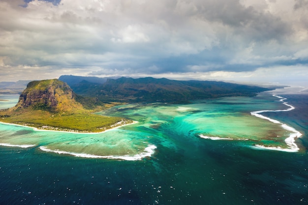 Barriera corallina dell'isola di Mauritius.Nube di tempesta.