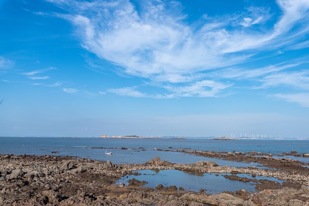 Barriera corallina gialla e mare sotto il cielo blu