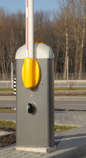 Barriera moderna per auto su strada.