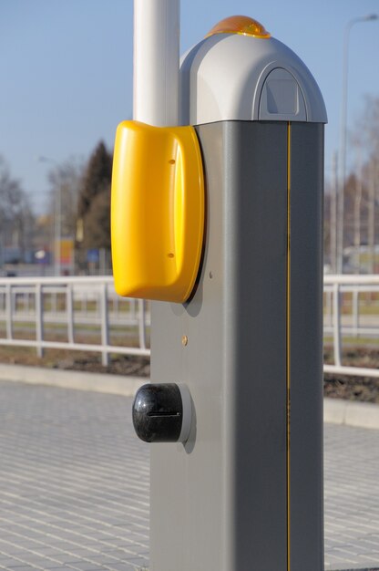 Barriera moderna per auto su strada.