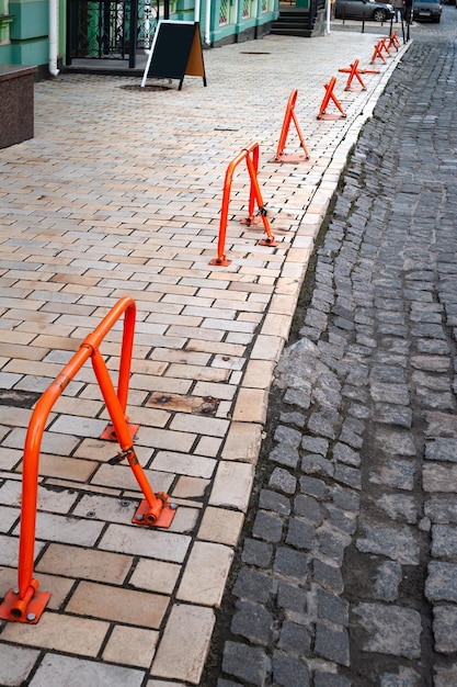 Barriere di parcheggio. Molte barriere di parcheggio pieghevoli meccaniche. Parcheggio in strada. Infrastrutture cittadine.