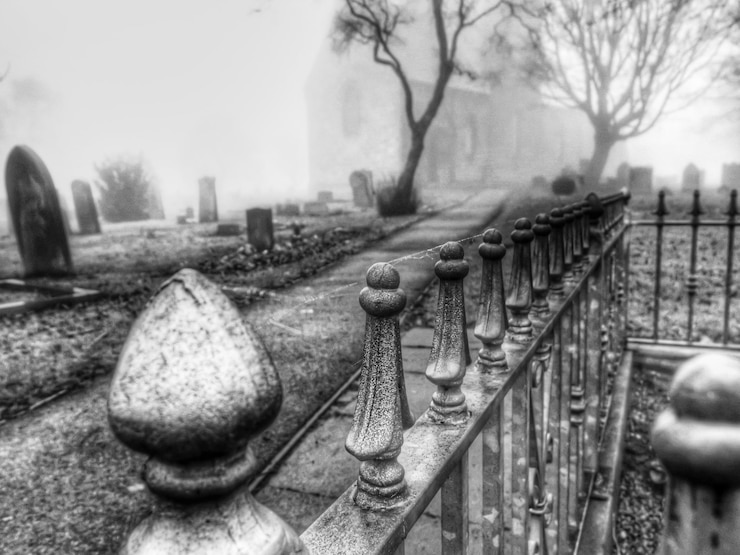 Foto barriere pedonali in tempo di nebbia