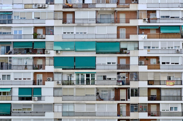 Barrio del Pilar Madrid Spagna 31 agosto 2020 tipica facciata di un quartiere densamente popolato nell'area urbana della città dove vivono principalmente gli anziani