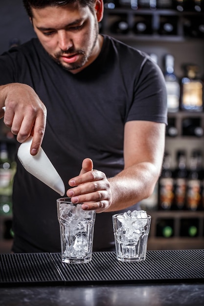 Bartender preparando cocktail