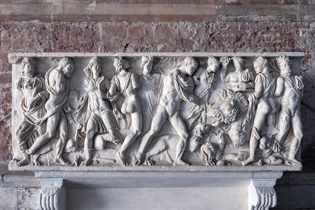 Bas relief su antico sarcofago romano nel cimitero monumentale di Camposanto Pisa Italia