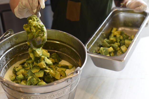 Base di gelato con avocado e cucchiaio da vicino